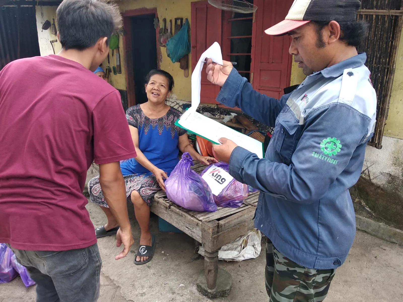 PT King Beton Nusantara Rutin Salurkan CSR untuk Warga Desa Gladag