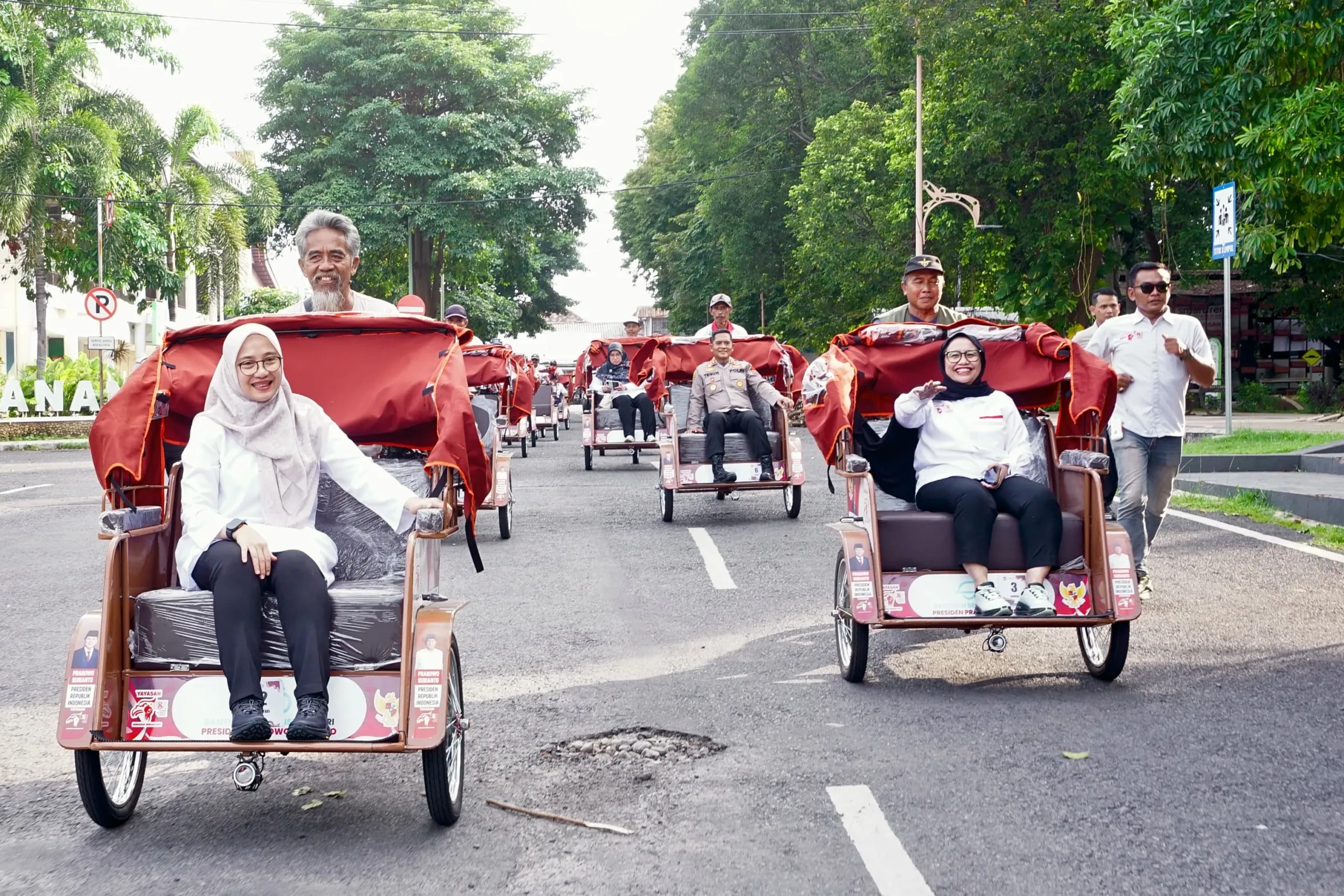 Bupati Ipuk Serahkan 200 Becak Listrik Bantuan Presiden kepada Pengemudi Becak Lansia di Banyuwangi