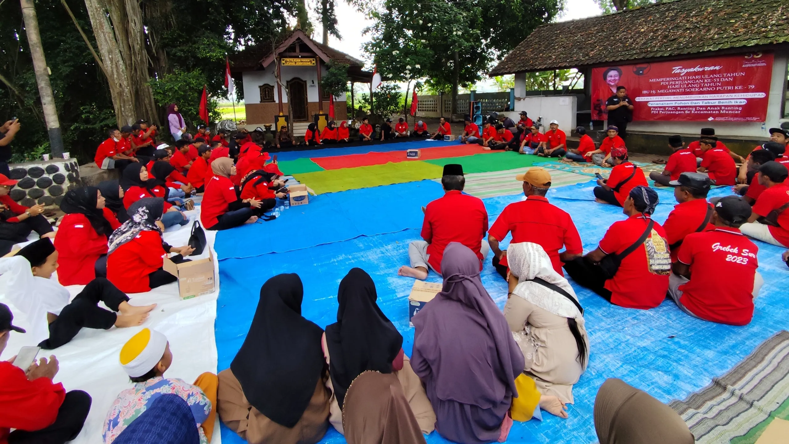 Menanam Harapan di Petirtan Mbah Kopek, Kader PDI Perjuangan Muncar Rawat Alam dan Kehidupan