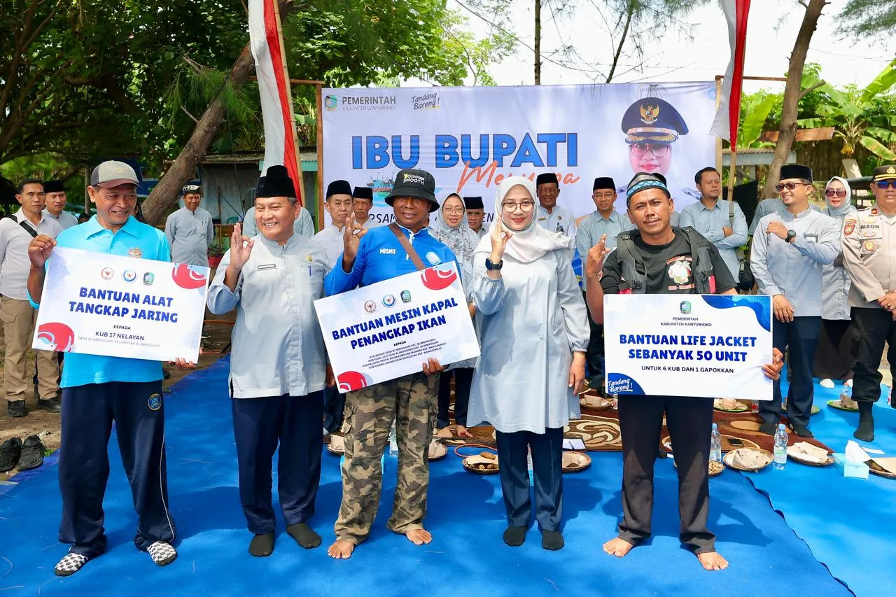 Bupati Ipuk Serahkan Bantuan 12 Mesin Kapal untuk Nelayan Banyuwangi