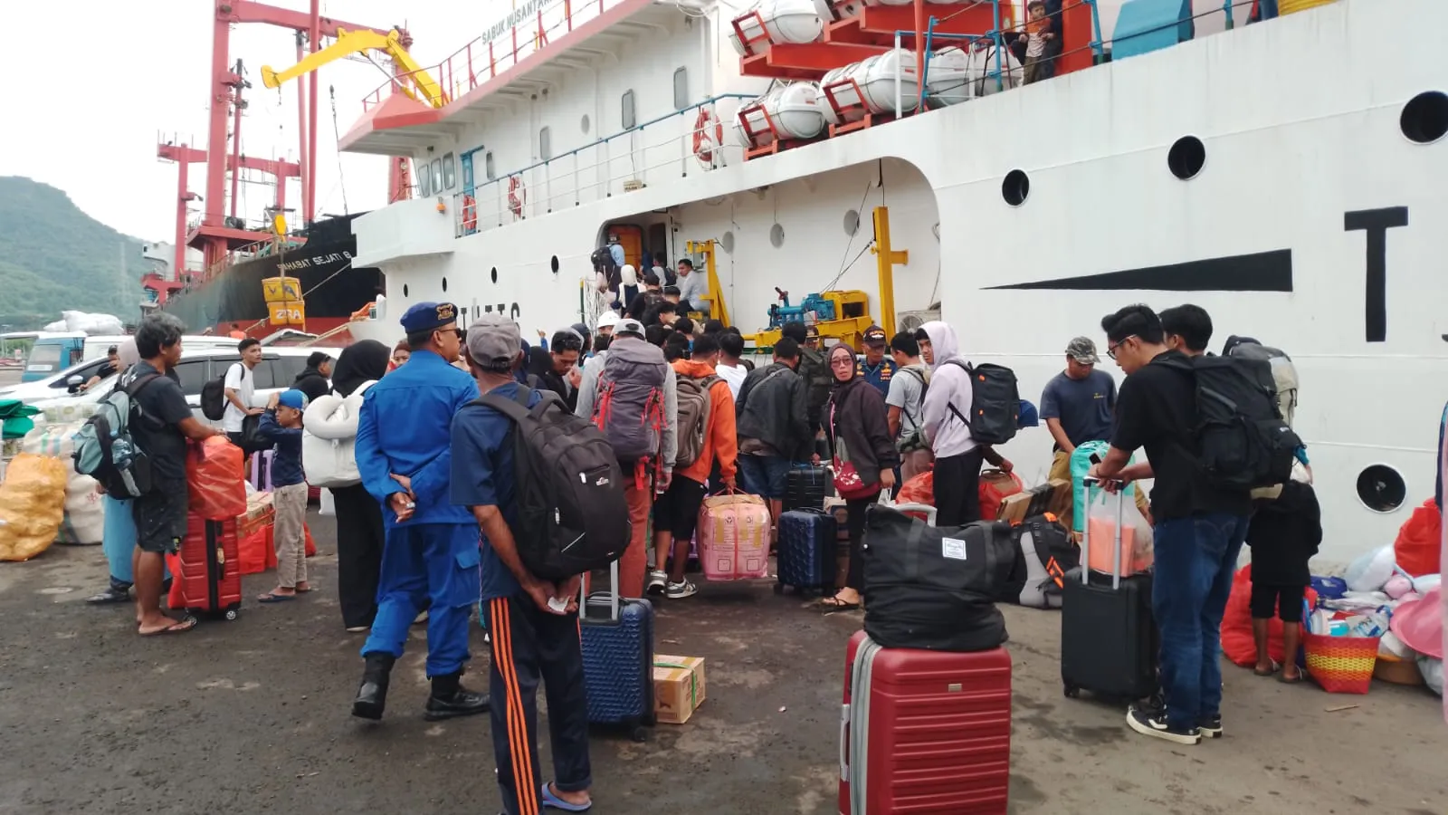 Ratusan Warga Kepulauan Sumenep Mudik Lebih Awal dari Pelabuhan Tanjung Wangi Banyuwangi