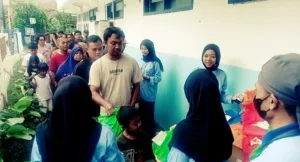 Menebar Manfaat di Bulan Ramadhan, SPPG #004 Penganjuran Banyuwangi Salurkan Ratusan Paket Sembako ke Warga Sekitar