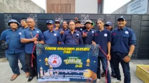 Ramadan Penuh Berkah, Forum Rogojampi Bersatu Berbagi Takjil kepada Pengguna Jalan