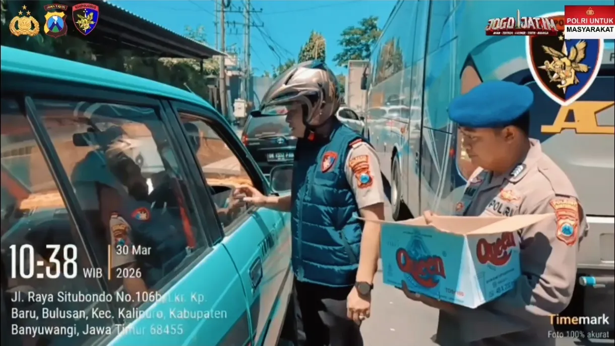 Aksi Kemanusiaan Polisi di Tengah Kemacetan Parah Arus Balik Ketapang