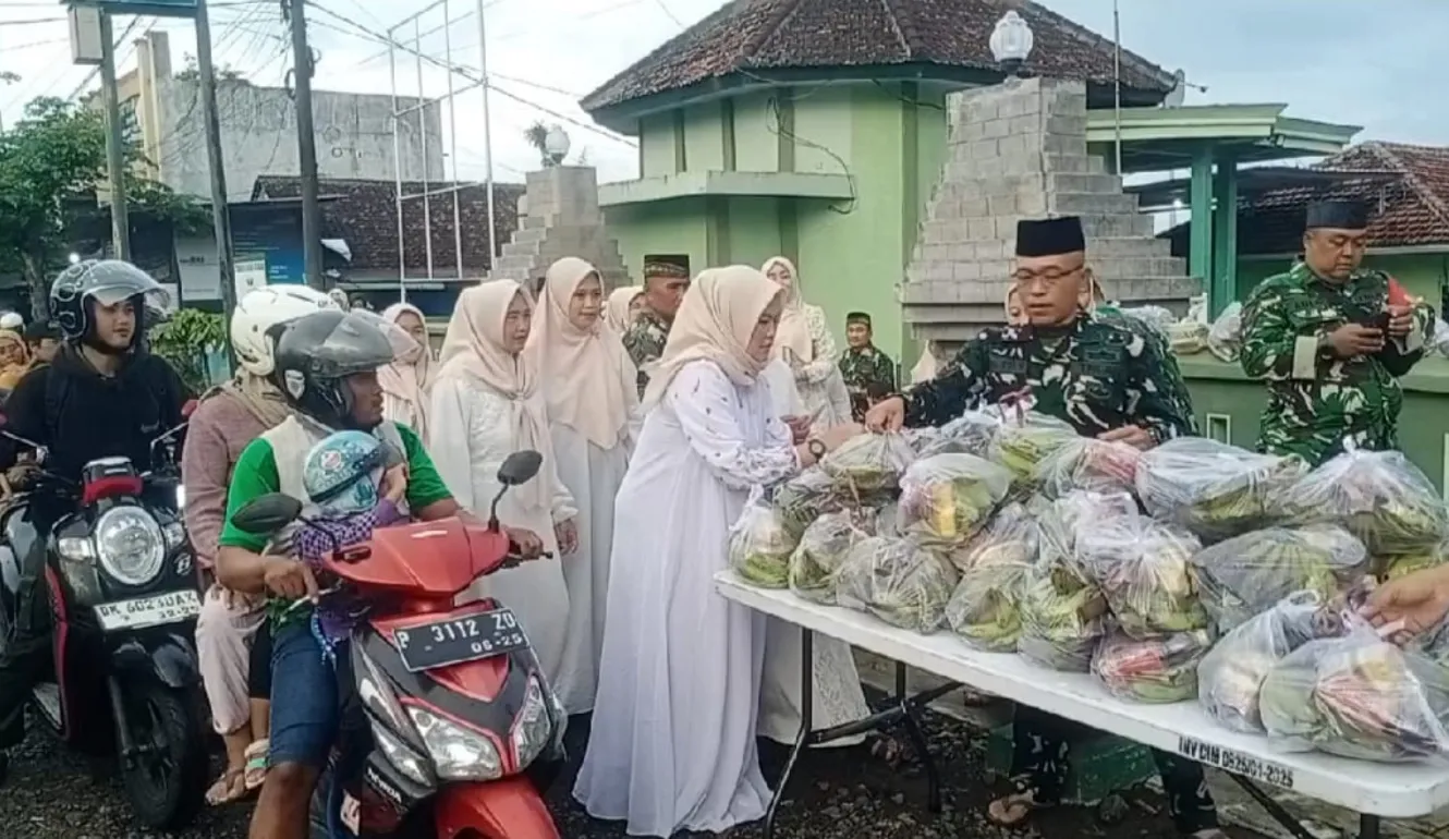Indahnya Berbagi di Bulan Ramadhan, Koramil 0825/12 Rogojampi Bagikan Ratusan Takjil Gratis ke Pengguna Jalan