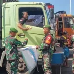 Aksi Humanis TNI di Tengah Macet Ketapang, Sopir Truk Dapat Bantuan Air dan Roti dari Kodim 0825 Banyuwangi