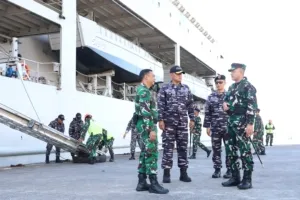 KRI Teluk Kupang-519 Merapat di Banyuwangi, Strategi TNI Urai Kemacetan Ketapang-Gilimanuk Mulai Dijalankan