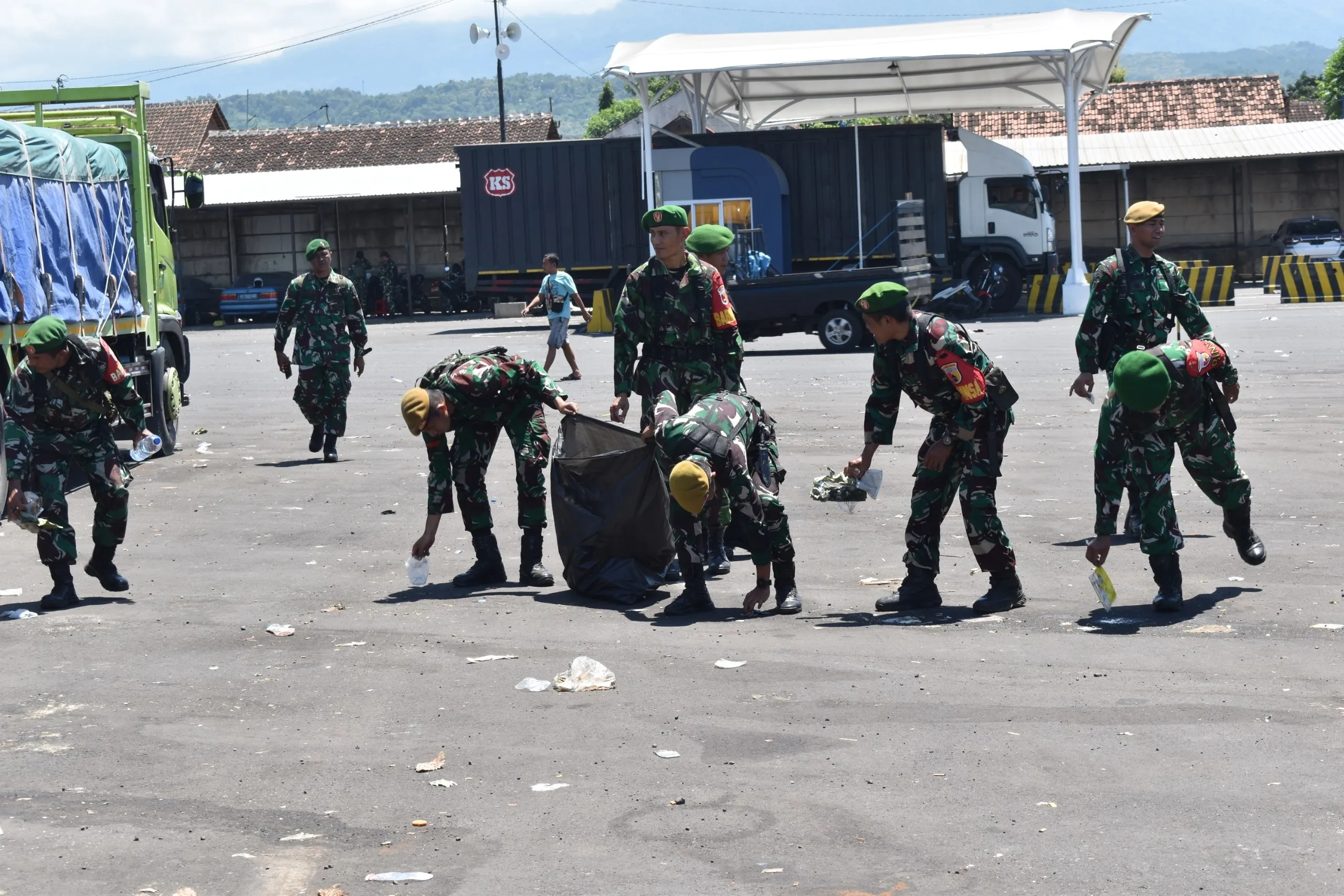 Sentuhan Prajurit Kodim 0825/Banyuwangi Ubah Parkiran LCM Bulusan Jadi Lebih Rapi, Bersih, dan Sehat