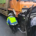 Diduga Hilang Kendali, Sigra Tabrak Truk Fuso di Depan Terminal Sritanjung