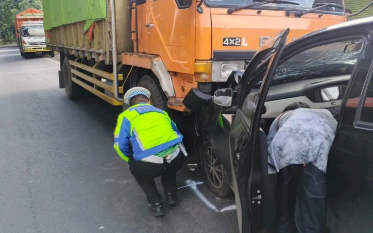 Diduga Hilang Kendali, Sigra Tabrak Truk Fuso di Depan Terminal Sritanjung