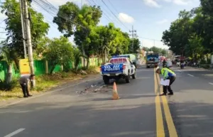 Diduga Tak Terlihat, Pemotor Tabrak Truk Berhenti dan Meninggal di Tempat