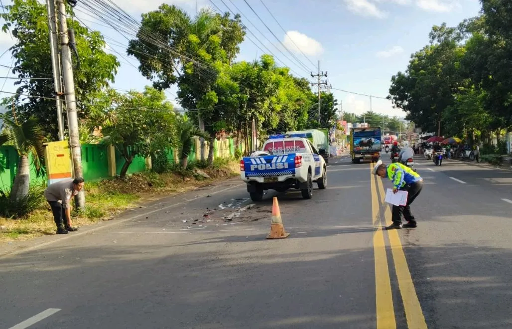 Diduga Tak Terlihat, Pemotor Tabrak Truk Berhenti dan Meninggal di Tempat