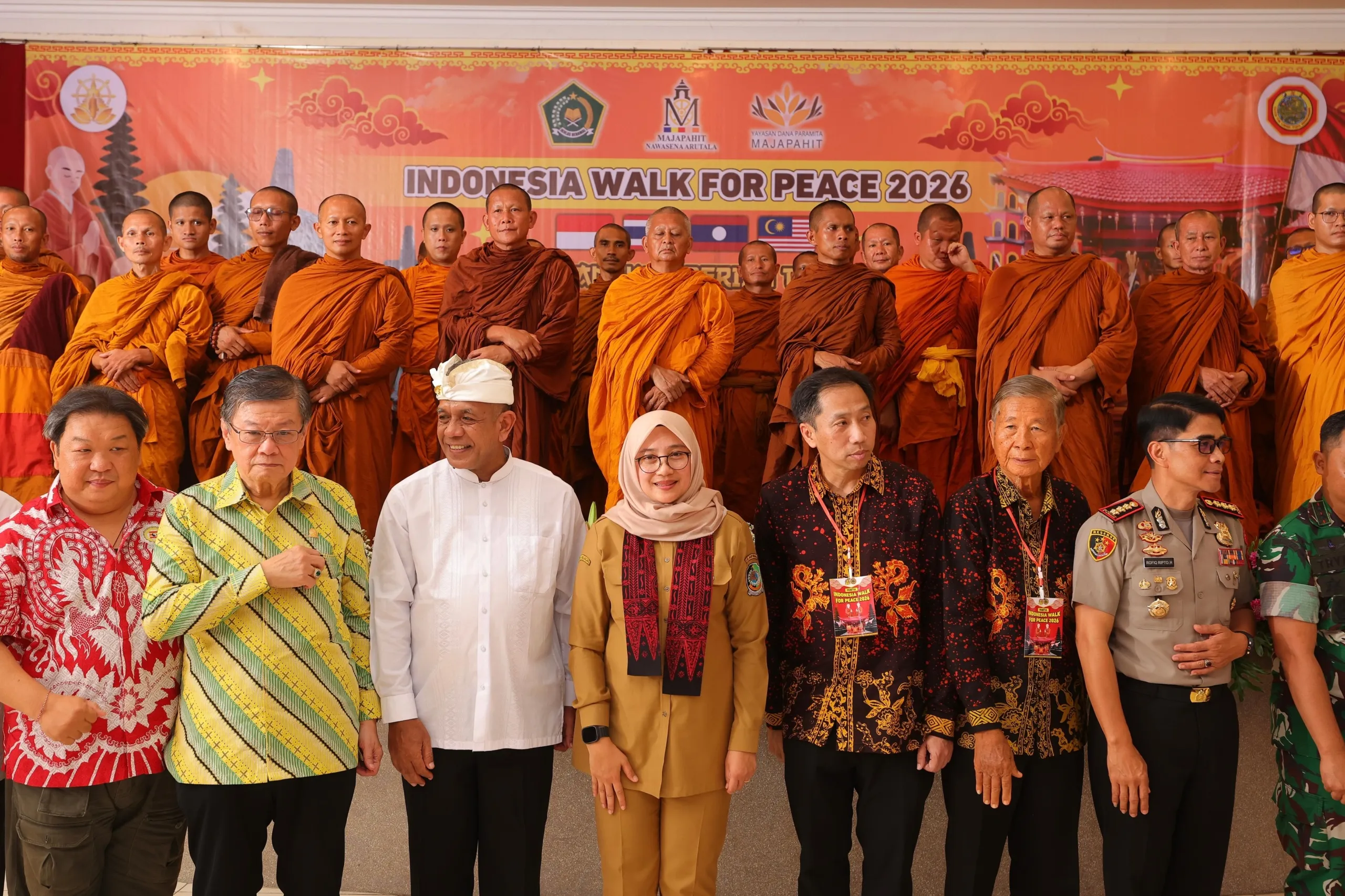 Biksu Thudong Tiba di Banyuwangi, Perjalanan Spiritual Menuju Borobudur Disambut Meriah Lintas Agama