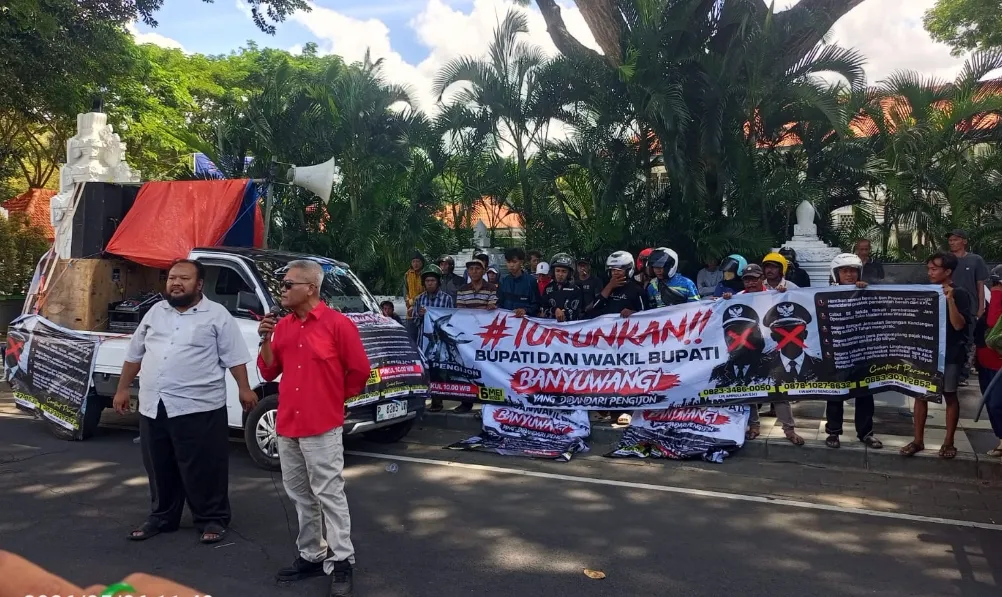 Aksi Damai Massa Tuntut Bupati dan Wakil Bupati Mundur di Depan Kantor Pemda Banyuwangi