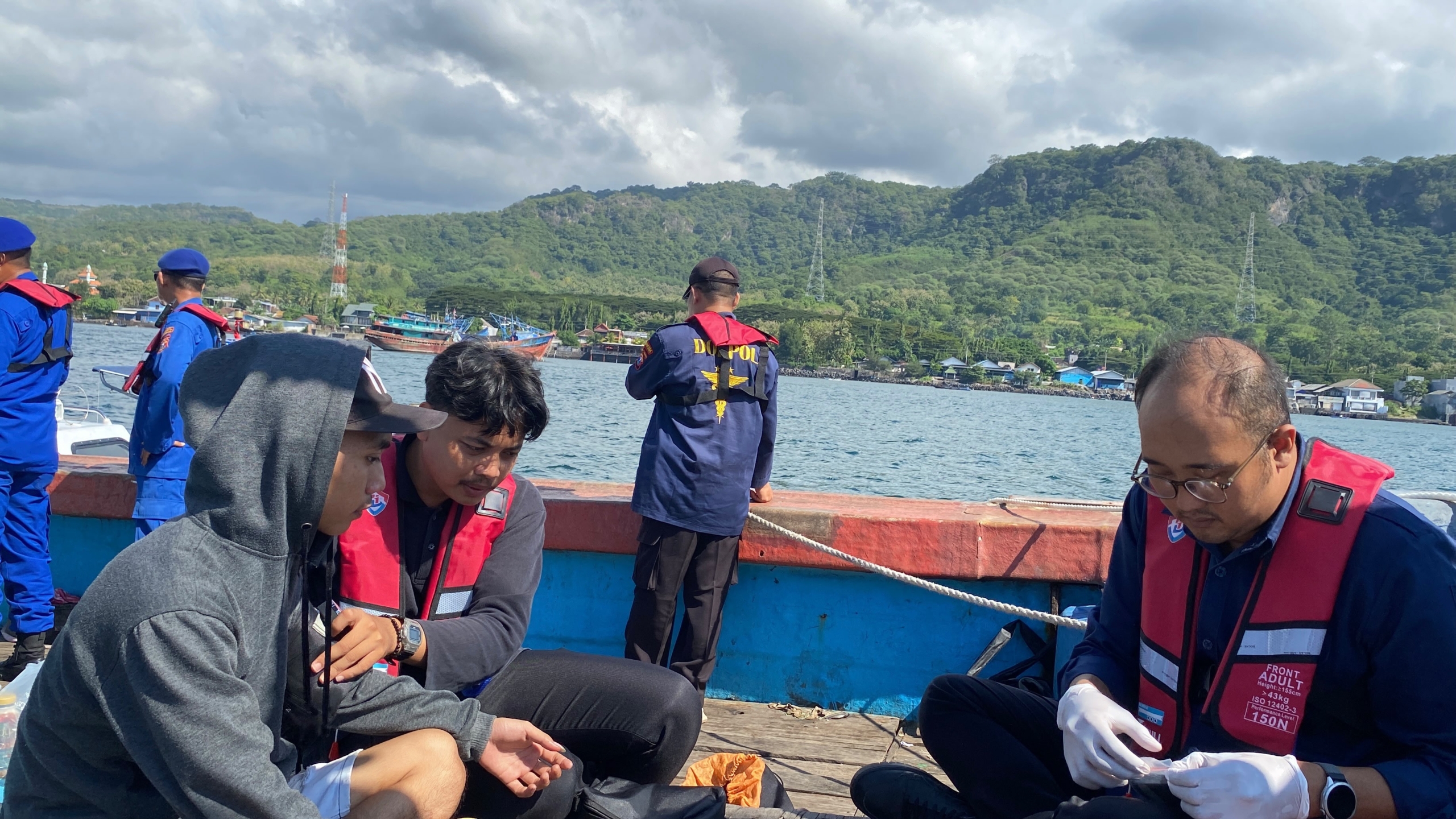 Sambut Hari Bhayangkara ke-80, Satpolairud Polresta Banyuwangi Beri Layanan Kesehatan Gratis untuk Nelayan