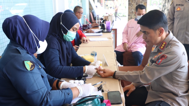 Sambut Hari Bhayangkara ke-80, Polresta Banyuwangi Beri Kado Kesehatan untuk Warga, Ratusan Orang Serbu Donor Darah dan Cek Gratis
