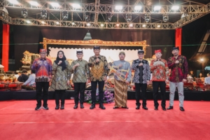 Semangat Jogo Jawa Timur Bergema di Banyuwangi, Pesan Kapolda Jatim Lewat Wayang Kulit Tarik Ribuan Warga