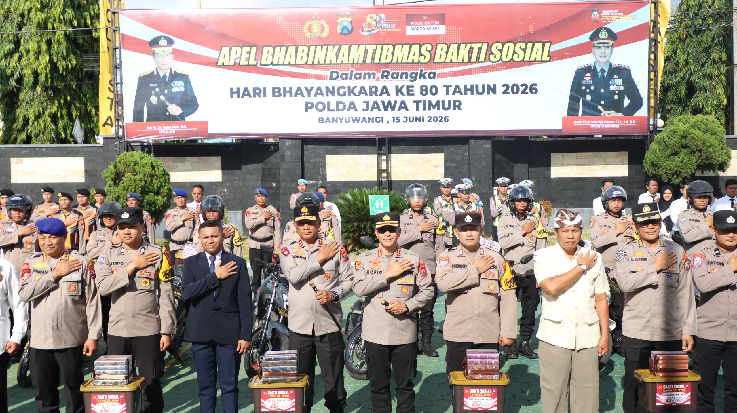 Hari Bhayangkara ke-80, Kapolda Jatim Lepas Bhabinkamtibmas Distribusikan 15.000 Kitab Suci dan Bantuan Rumah Ibadah di Banyuwangi