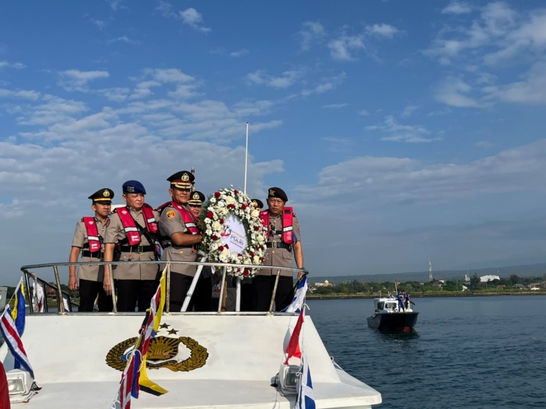 Ziarah Laut di Selat Bali, Polresta Banyuwangi Gaungkan Semangat Pengabdian pada HUT Bhayangkara Ke-80