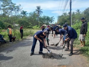 Jalan Rusak di Dusun Pancoran Akhirnya Diperbaiki, Aksi Gotong Royong FRB dan Laskar Bali Shanti Jet Lie Tuai Apresiasi Warga