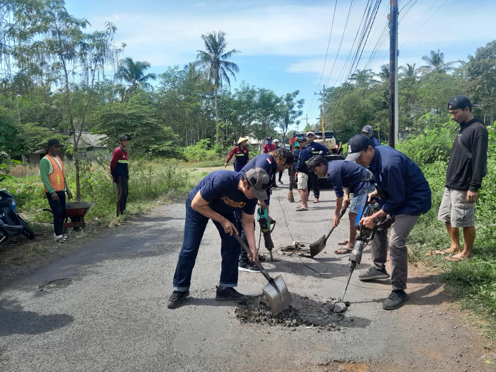 Jalan Rusak di Dusun Pancoran Akhirnya Diperbaiki, Aksi Gotong Royong FRB dan Laskar Bali Shanti Jet Lie Tuai Apresiasi Warga