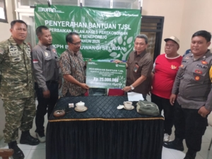 Perhutani Salurkan Bantuan TJSL Rp25 Juta untuk Perbaikan Jalan Warga Sekitar Hutan di Banyuwangi