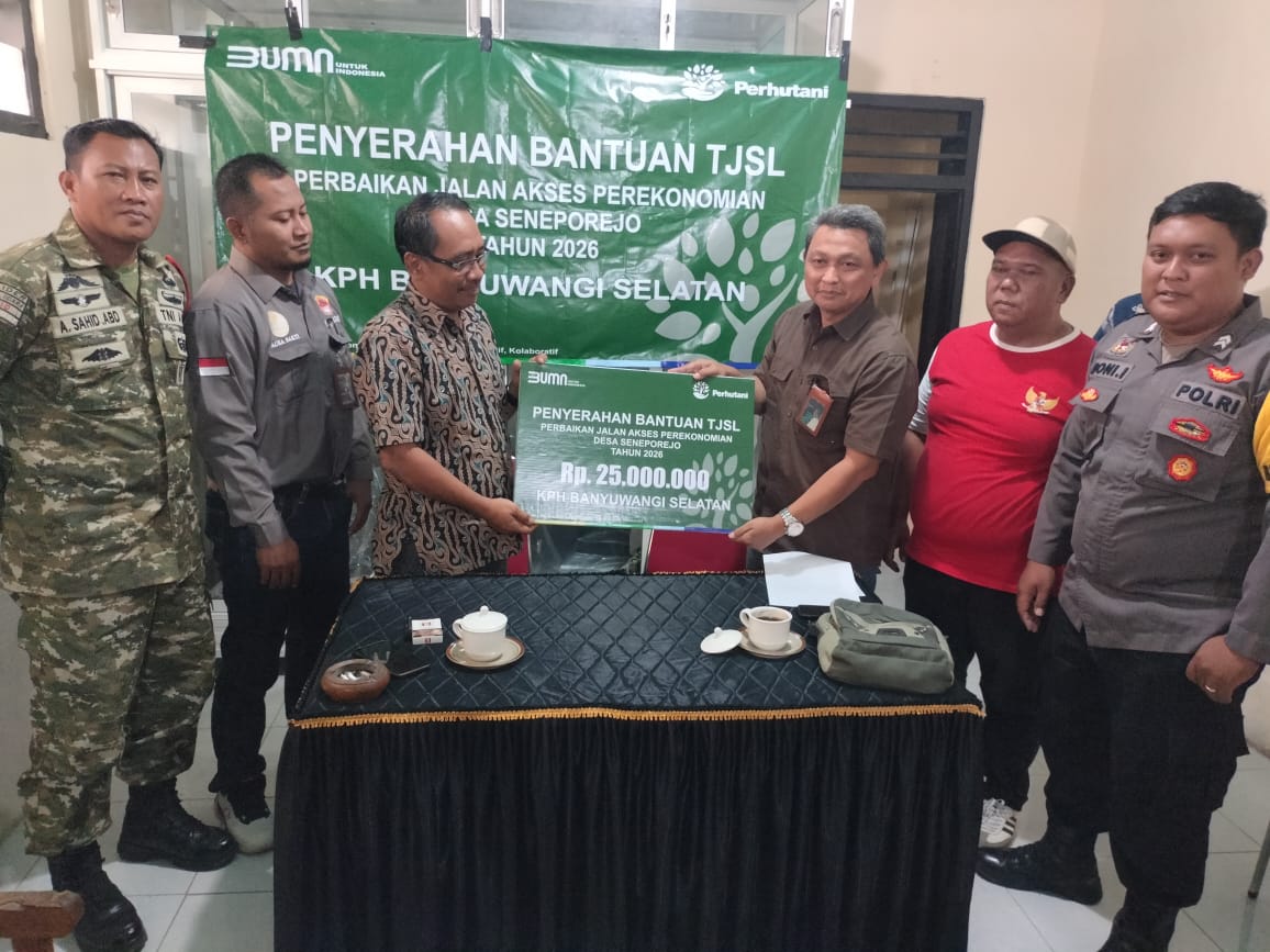 Perhutani Salurkan Bantuan TJSL Rp25 Juta untuk Perbaikan Jalan Warga Sekitar Hutan di Banyuwangi