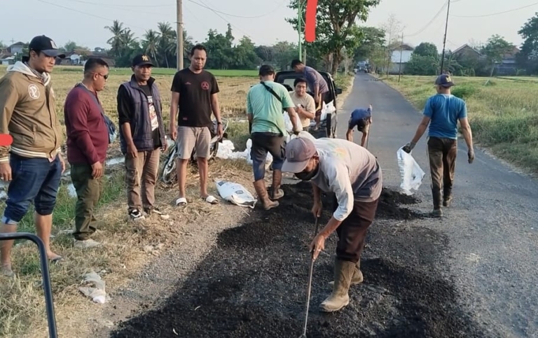 Forum Rogojampi Bersatu dan Laskar Bali Shanti Gelar Bakti Sosial, Perbaiki Jalan Rusak di Karangbendo