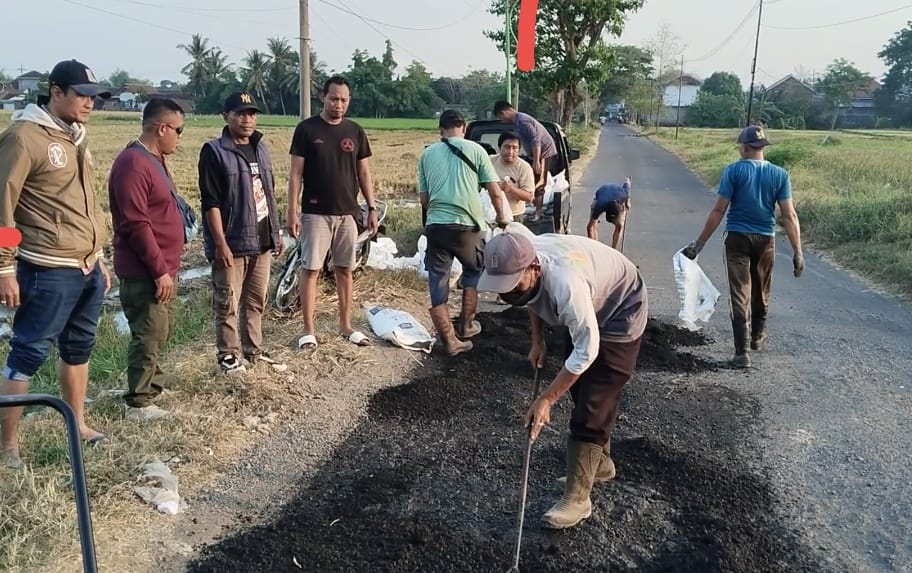 Forum Rogojampi Bersatu dan Laskar Bali Shanti Gelar Bakti Sosial, Perbaiki Jalan Rusak di Karangbendo