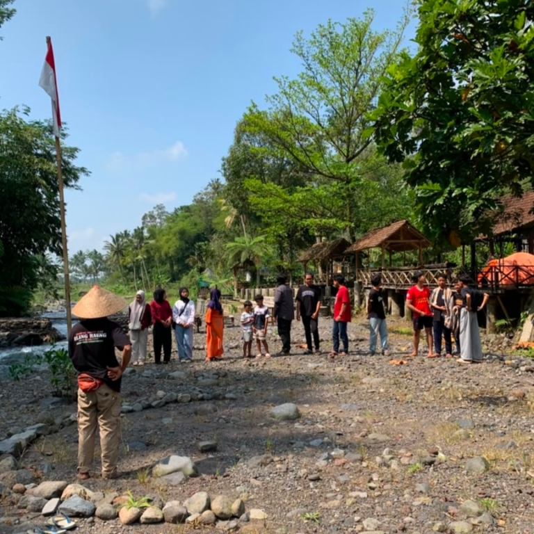 Upacara di Tengah Sungai Badeng, KPA Elang Raung Tanam Pohon Peringati HUT ke-81 RI